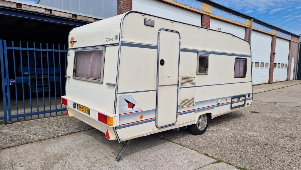 Mooie caravan met inboedel, lichte gebruikssporen, Caravans en Kamperen, Caravans, Bedrijf, tot en met 4, Treinzit, Bürstner, Dwarsbed