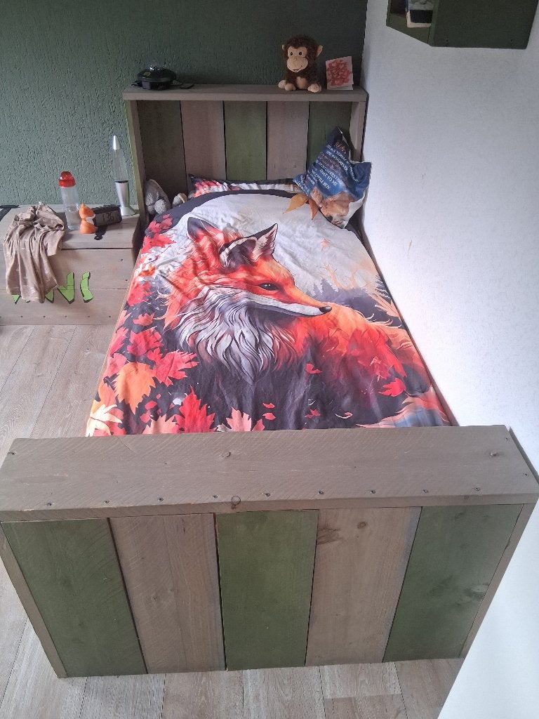 Zelfgebouwd steigerhouten 1-persoonsbed en kledingkast