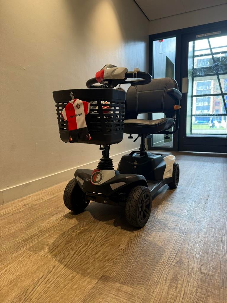 scootmobiel Feyenoord, Ophalen, Zo goed als nieuw, Invacare, 10 km/u of minder