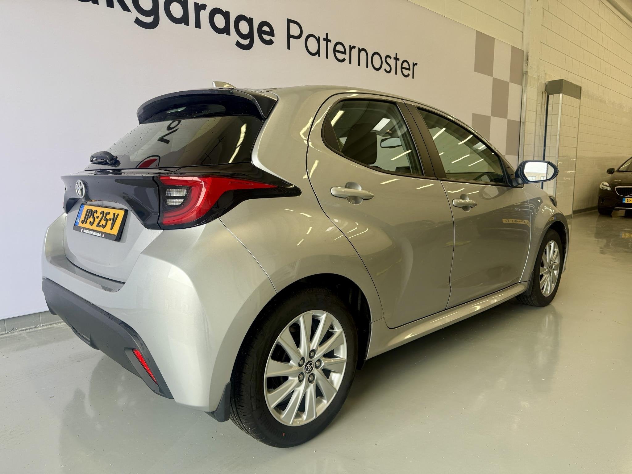 Toyota Yaris 1.5 VVT-i Carplay / Stuur & Stoelverwarming / L, Auto's, Voorwielaandrijving, 12 maanden, Gebruikt, Euro 6