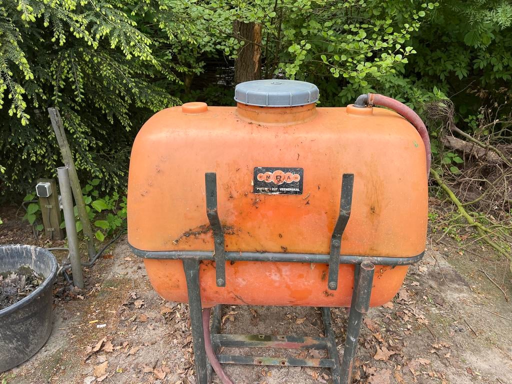 Oranje sproeitank met onderstel - Emco, Ophalen