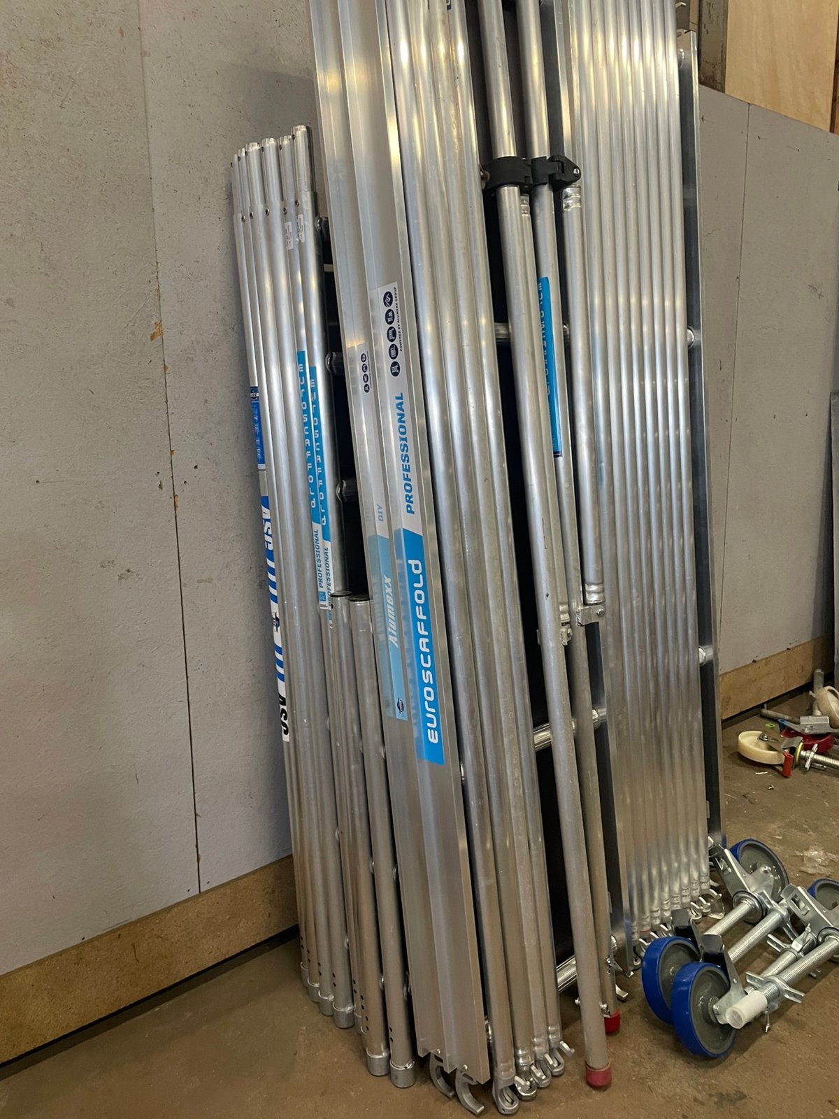 Euroscaffold rolsteiger 8,2 meter Werkhoogte, Ophalen, Zo goed als nieuw, Rolsteiger of Kamersteiger, 5 meter of hoger