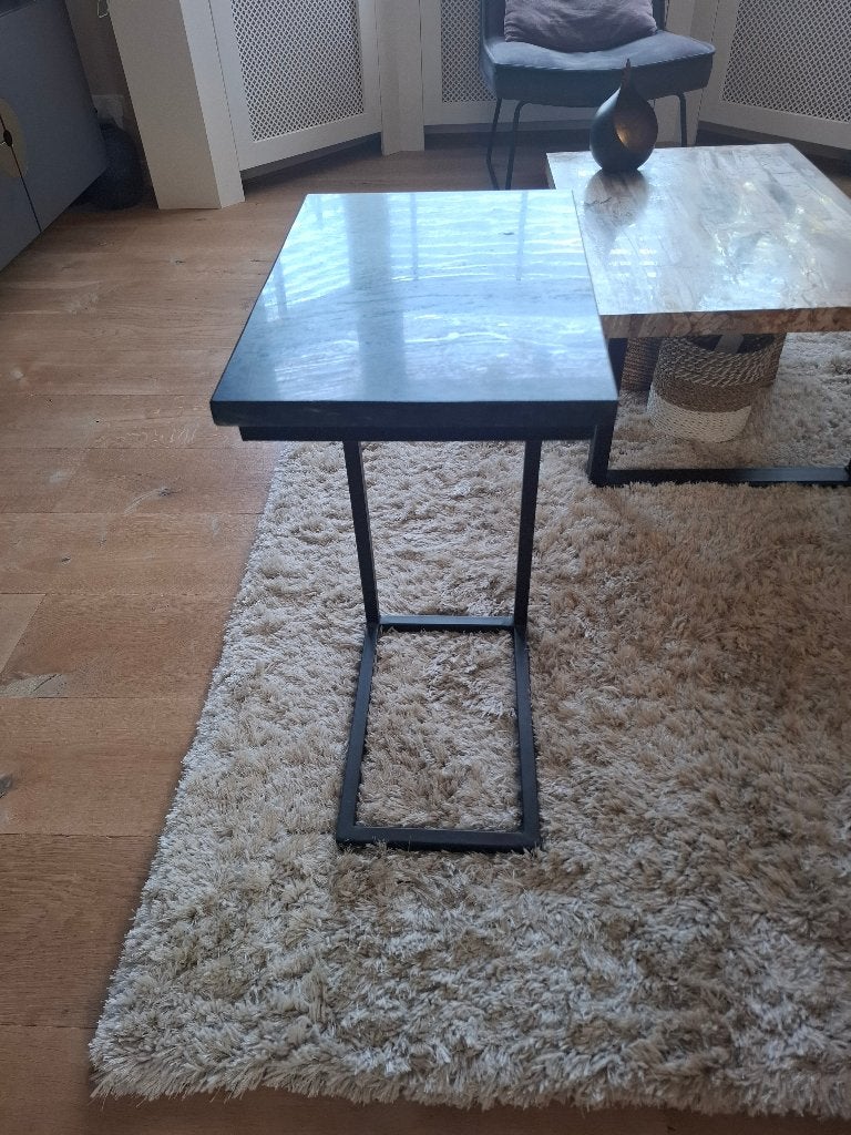 Mooi design bijzettafeltje met natuurstenen blad., Huis en Inrichting, Tafels | Bijzettafels, Ophalen, Minder dan 55 cm, Metaal of Aluminium