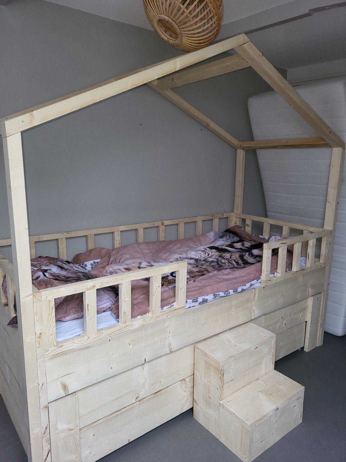 Huisjes bed steigerhout, Kinderen en Baby's, Kinderkamer | Bedden, Ophalen, 180 cm of meer, 85 tot 100 cm, Matras