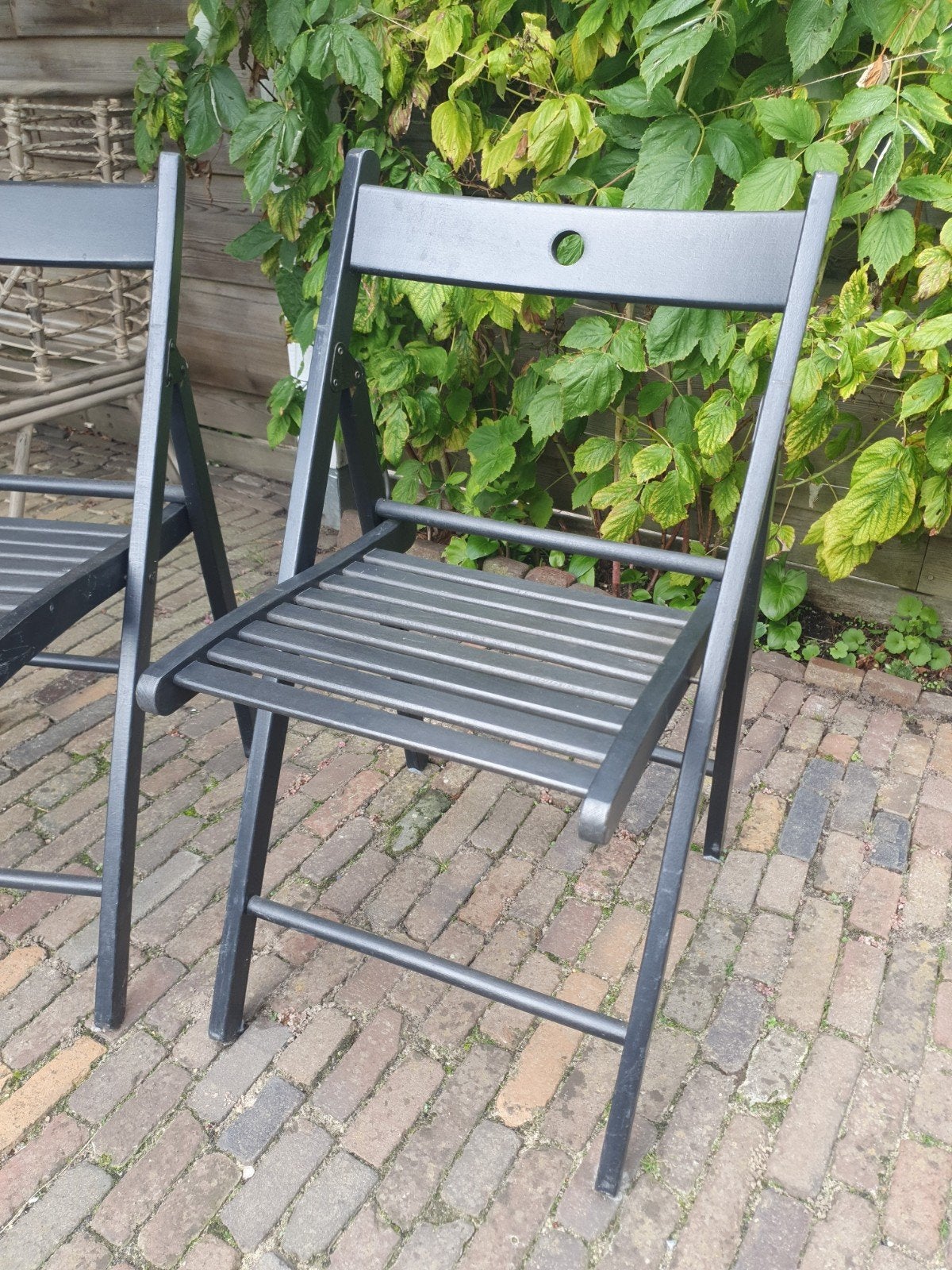Gratis zwarte inklapbare tuinstoelen (2 stuks), Tuin en Terras, Ophalen, Gebruikt, Hout, Inklapbaar