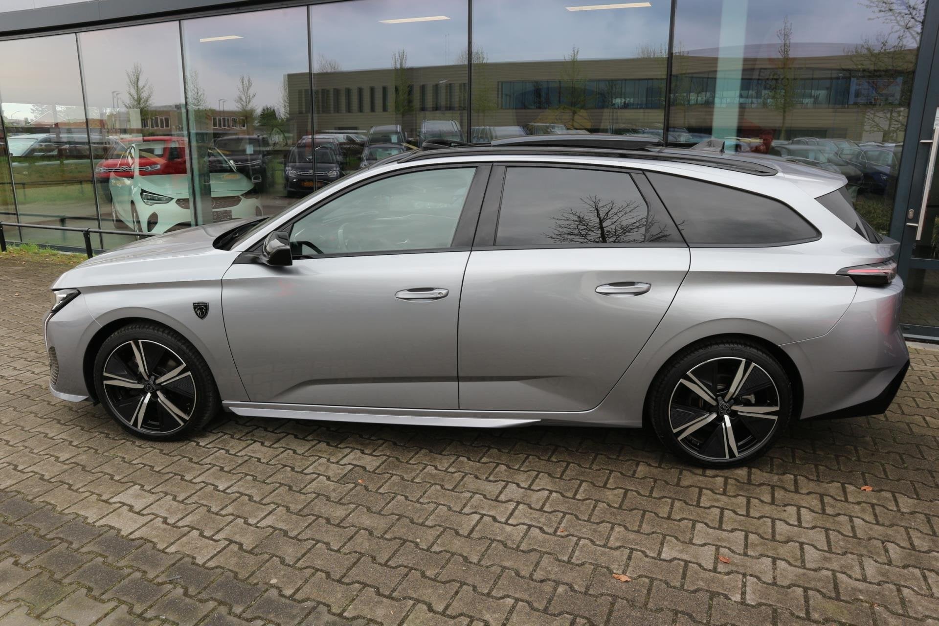 Peugeot 308 SW 1.2 PureTech GT 130PK AUTOMAAT NAVI FOCAL PAN, Auto's, Gebruikt, Zwart, 1199 cc, 19 km/l