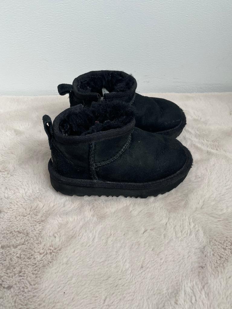 UGG 23,5 zwart, Gebruikt, UGG, Jongetje of Meisje, Laarsjes