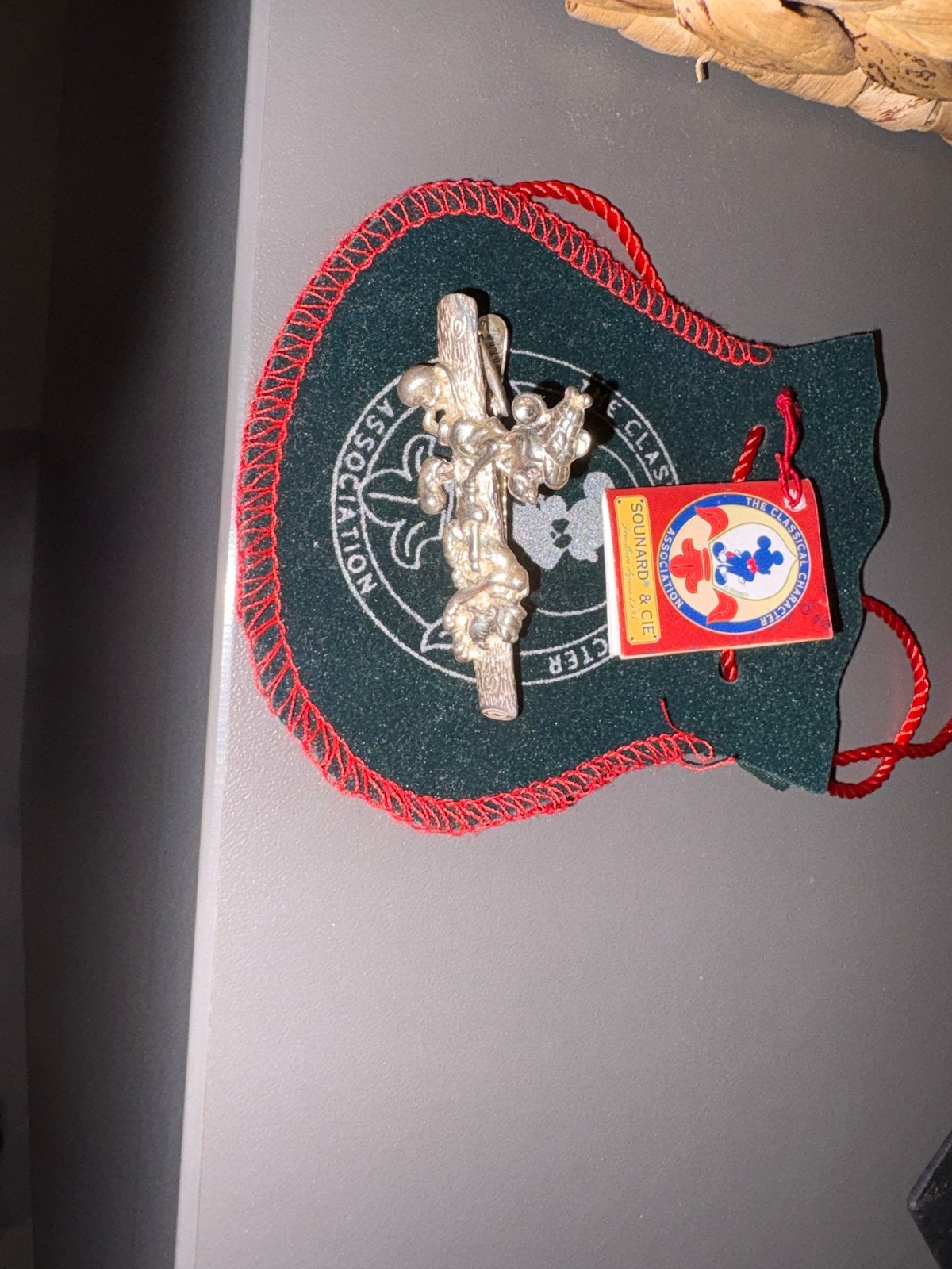 Zeldzame Disney Mickey Mouse speld in fluwelen zakje, Ophalen of Verzenden, Mickey Mouse, Nieuw, Overige typen