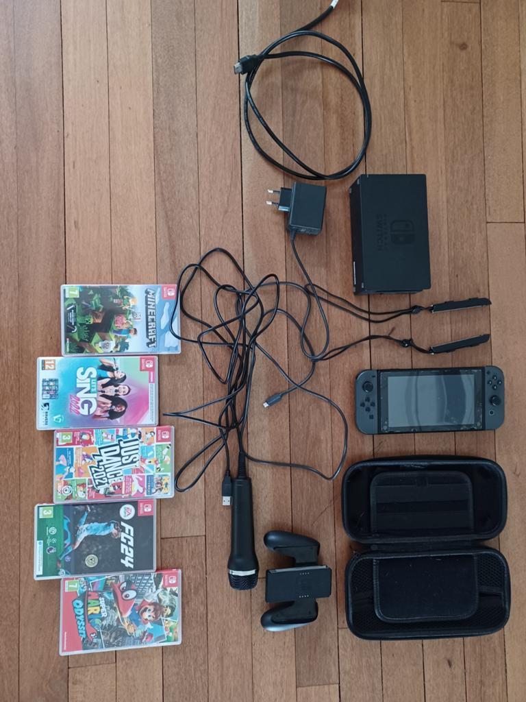 Nintendo Switch met 5 games en microfoon - Krasvrij scherm, Met games, Met 2 controllers, Ophalen of Verzenden, Zo goed als nieuw