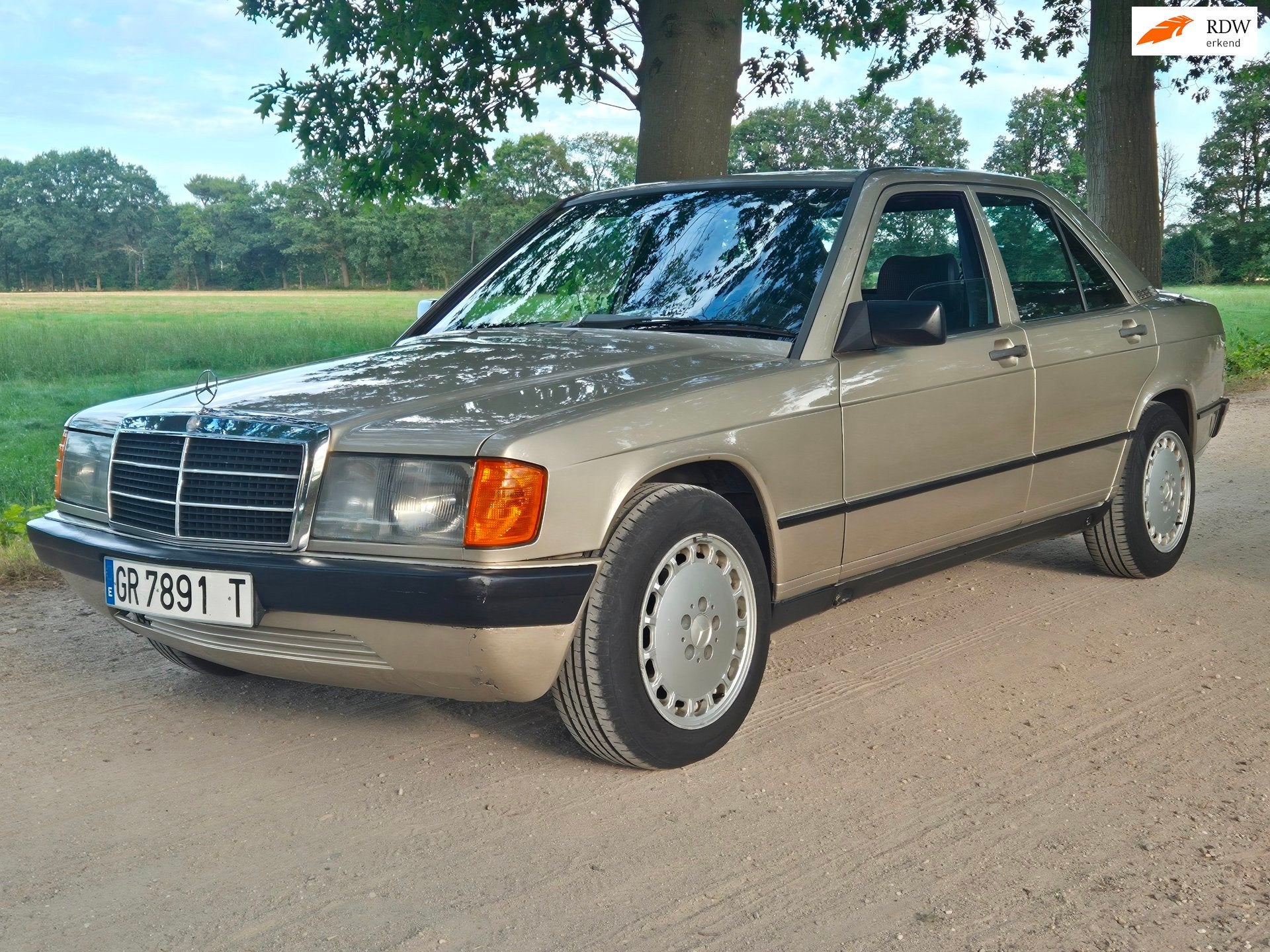 Mercedes-Benz 190-serie 2.0 *AIRCO/SCHUIFDAK* van 1985!, Auto's, Gebruikt, Zwart, 4 cilinders, Beige