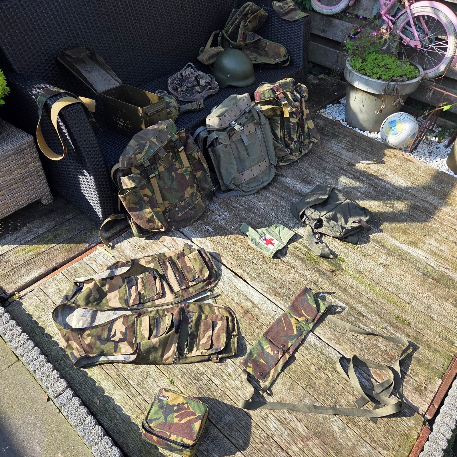 Diverse militaire uitrusting en leger spullen, Verzamelen, Ophalen of Verzenden, Landmacht, Nederland, Helm of Baret
