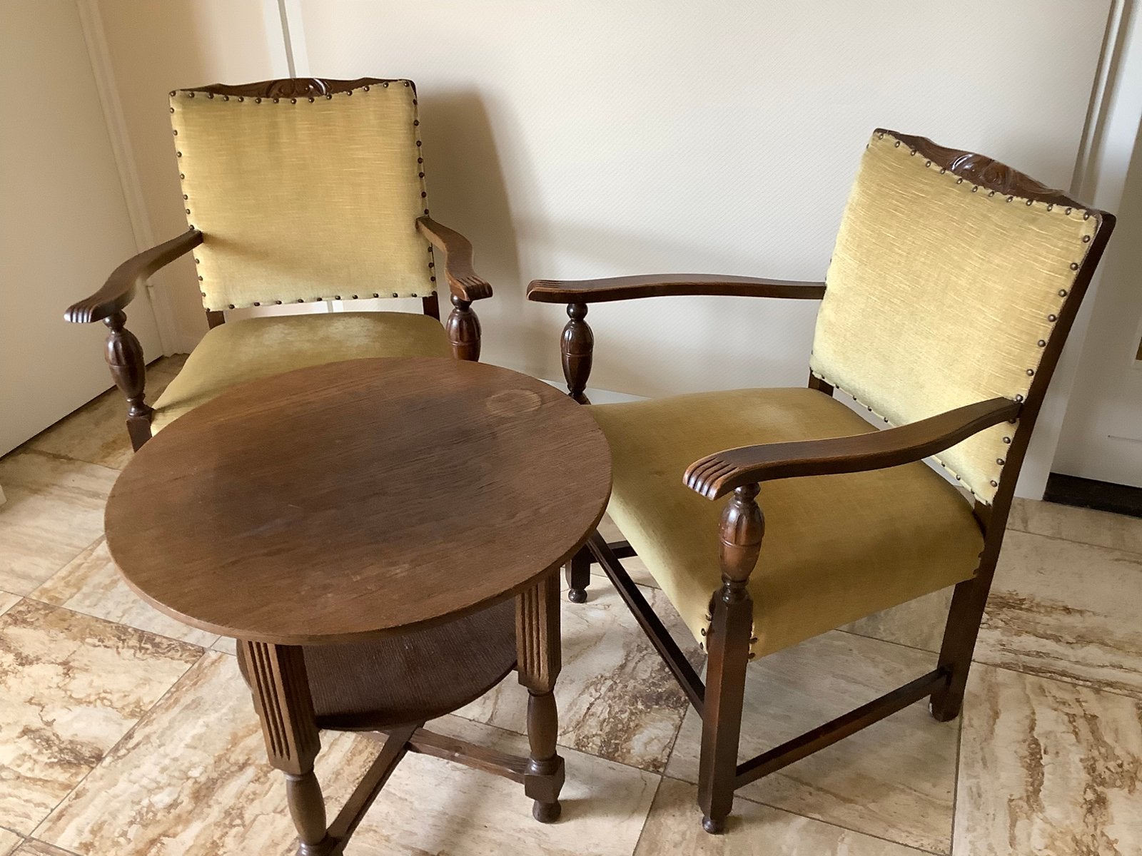 2 vintage armstoelen met bijpassend tafeltje, Ophalen
