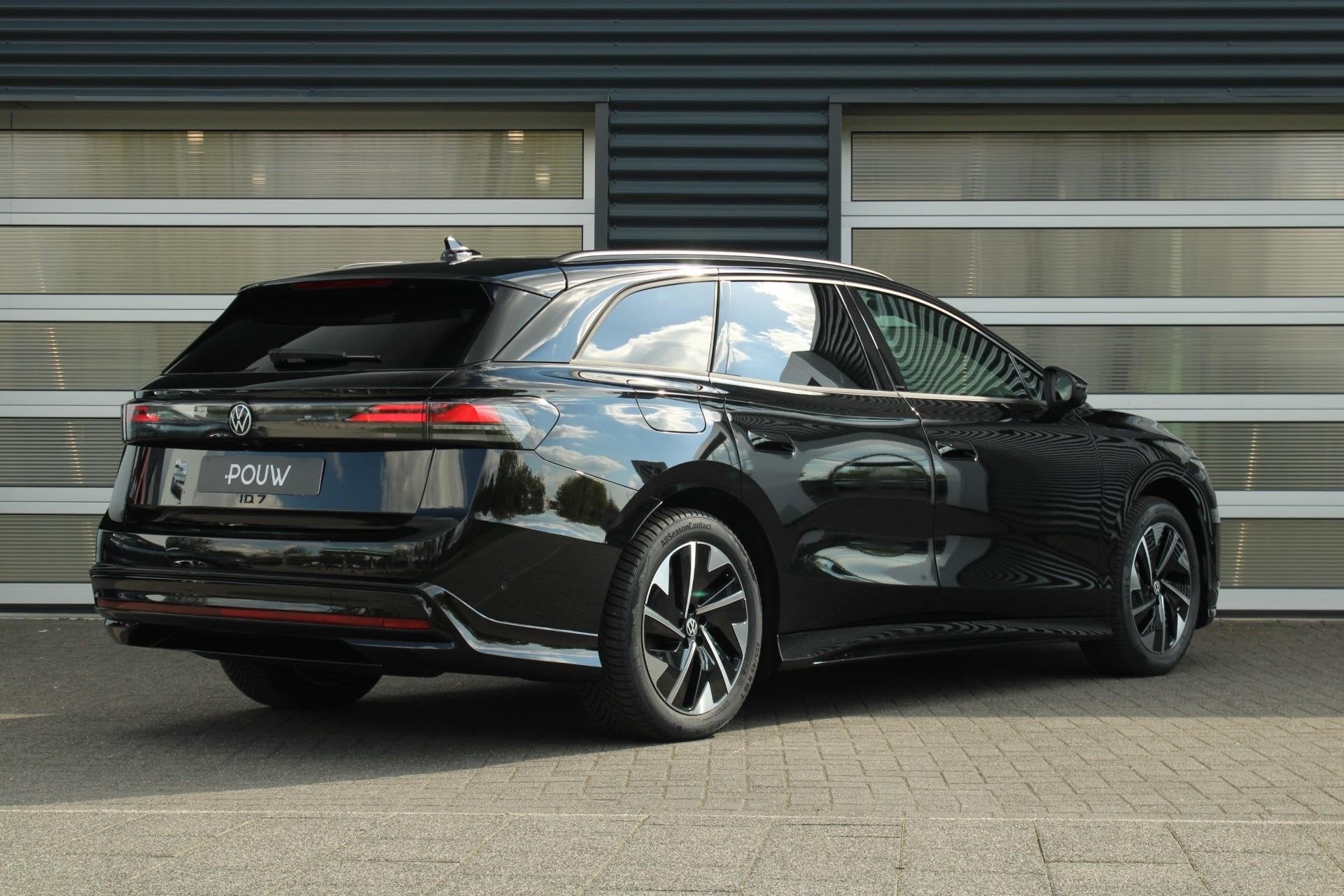 Volkswagen ID.7 Tourer 286pk Limited Edition 77 kWh | Black, Auto's, Automaat, 12 maanden, Zwart, 587 km