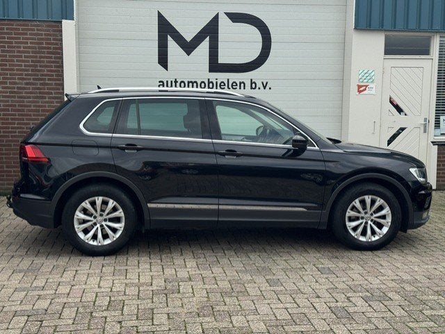 Volkswagen Tiguan 1.4 TSI ACT Business-Trekhaak-DealerOnderH, Auto's, Voorwielaandrijving, Dealer onderhouden, 4 cilinders, Zwart