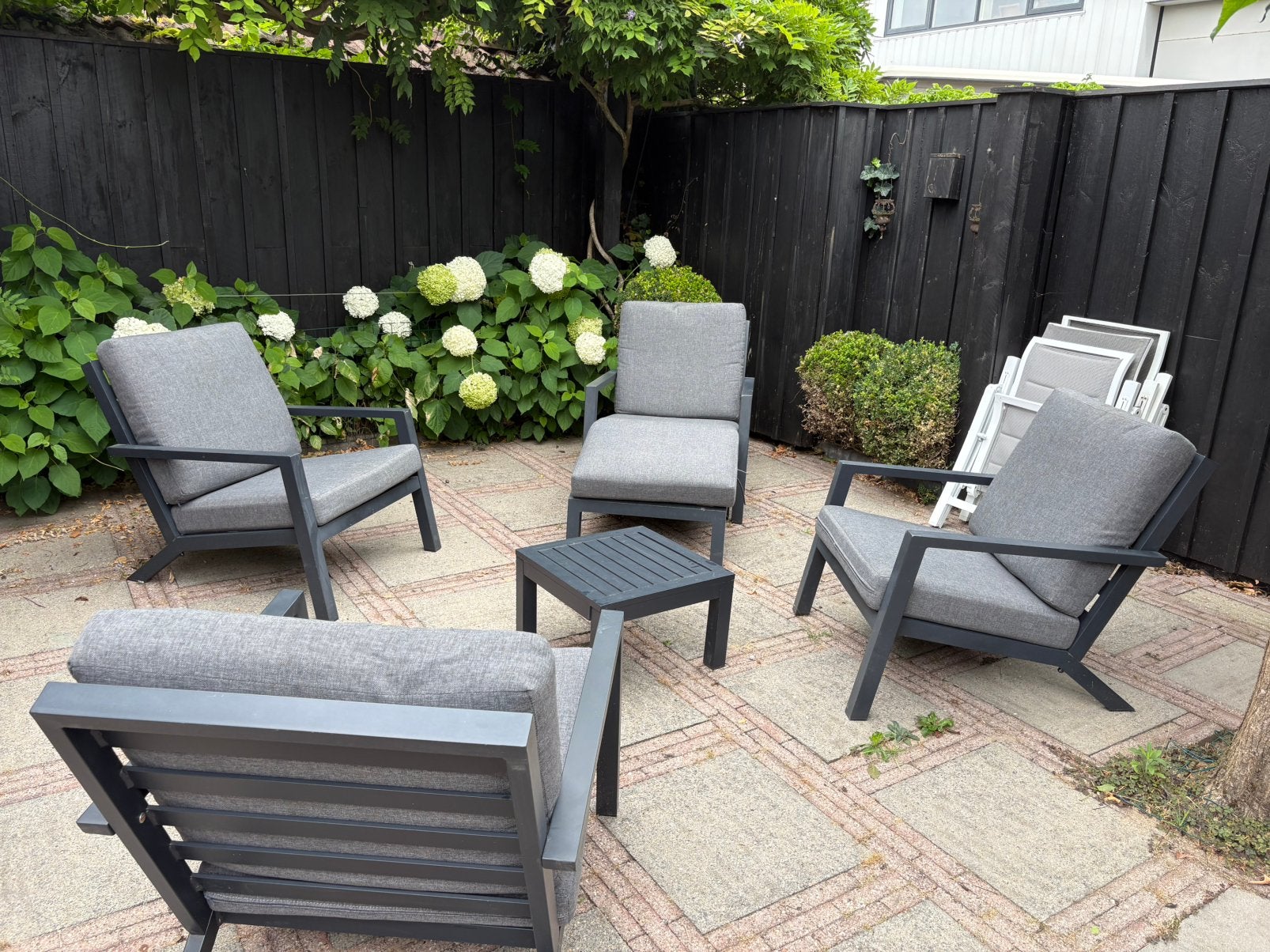 Loungeset: 4 antraciet lounge stoelen met tafel en beenstuk, Ophalen, Zo goed als nieuw, Kunststof