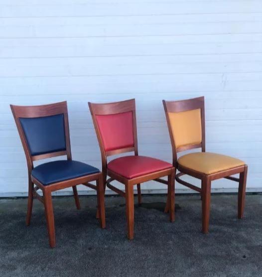 2 stuks houten horeca stoelen stapelbaar alleen 2x geel, Ophalen, Twee, Overige kleuren, Zo goed als nieuw
