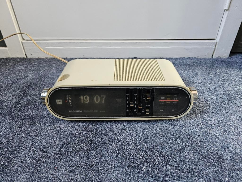 Toshiba RC-803F flipklok wekkerradio (zie omschrijving), Ophalen of Verzenden, Niet werkend, Analoog