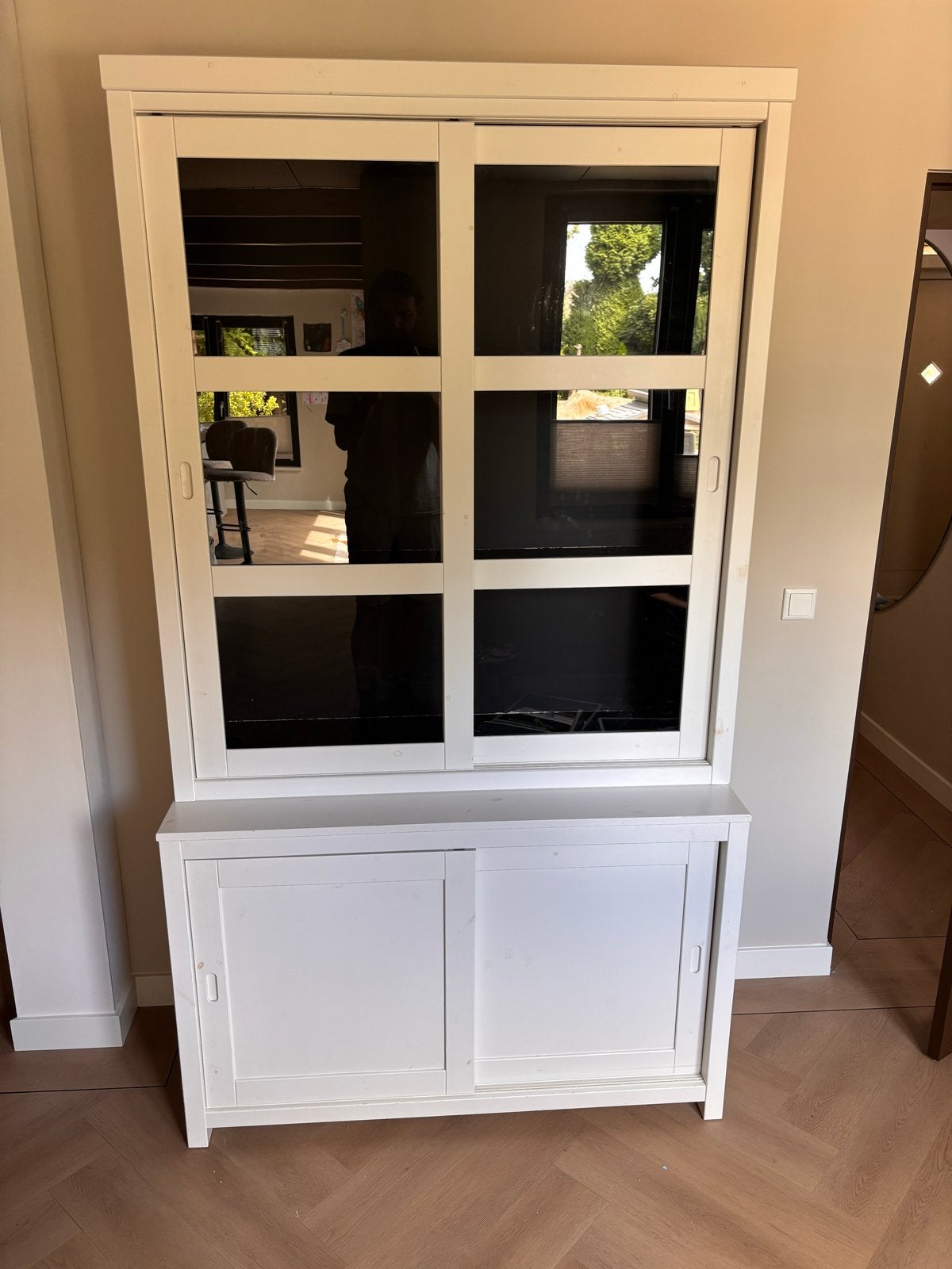 Witte vitrinekast met schuifdeuren en opbergruimte, Huis en Inrichting, Kasten | Boekenkasten, Gebruikt, 100 tot 150 cm, 200 cm of meer