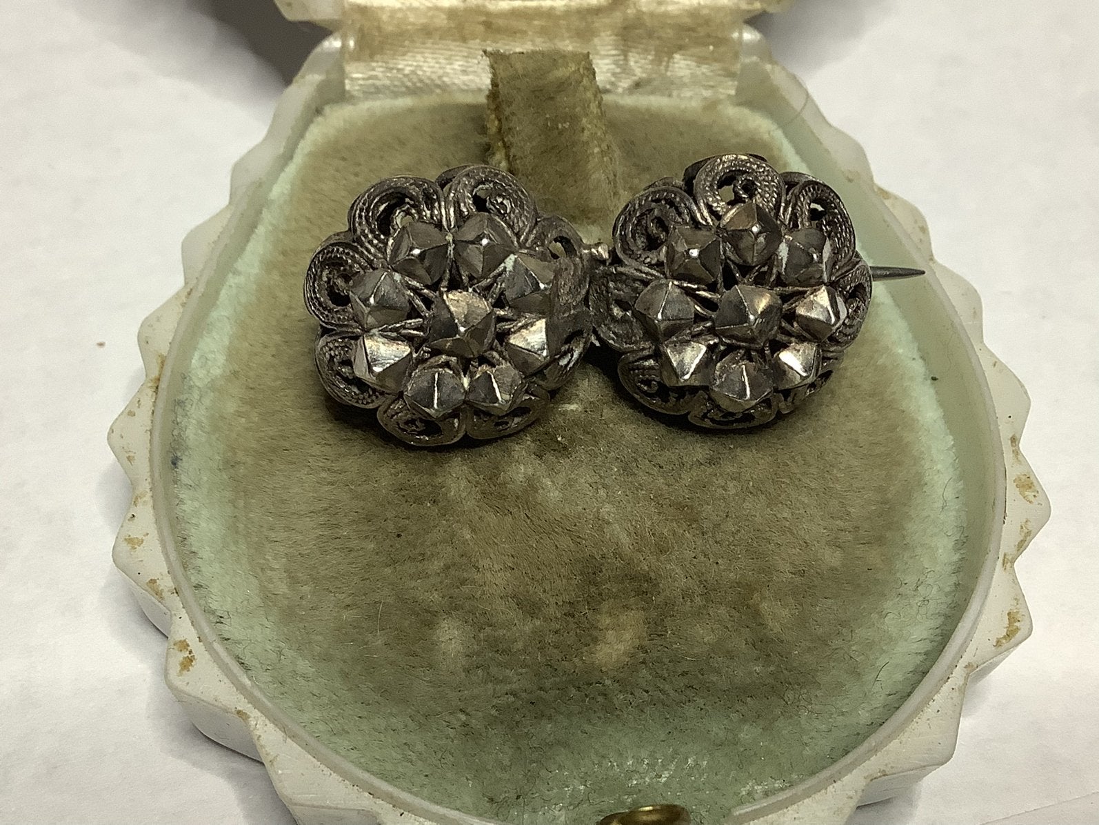 ANTIEK ZILVER DOEKSPELD BROCHE, KLEDERDRACHT VAN CIRCA 1900, Verzenden, Zilver, Broche