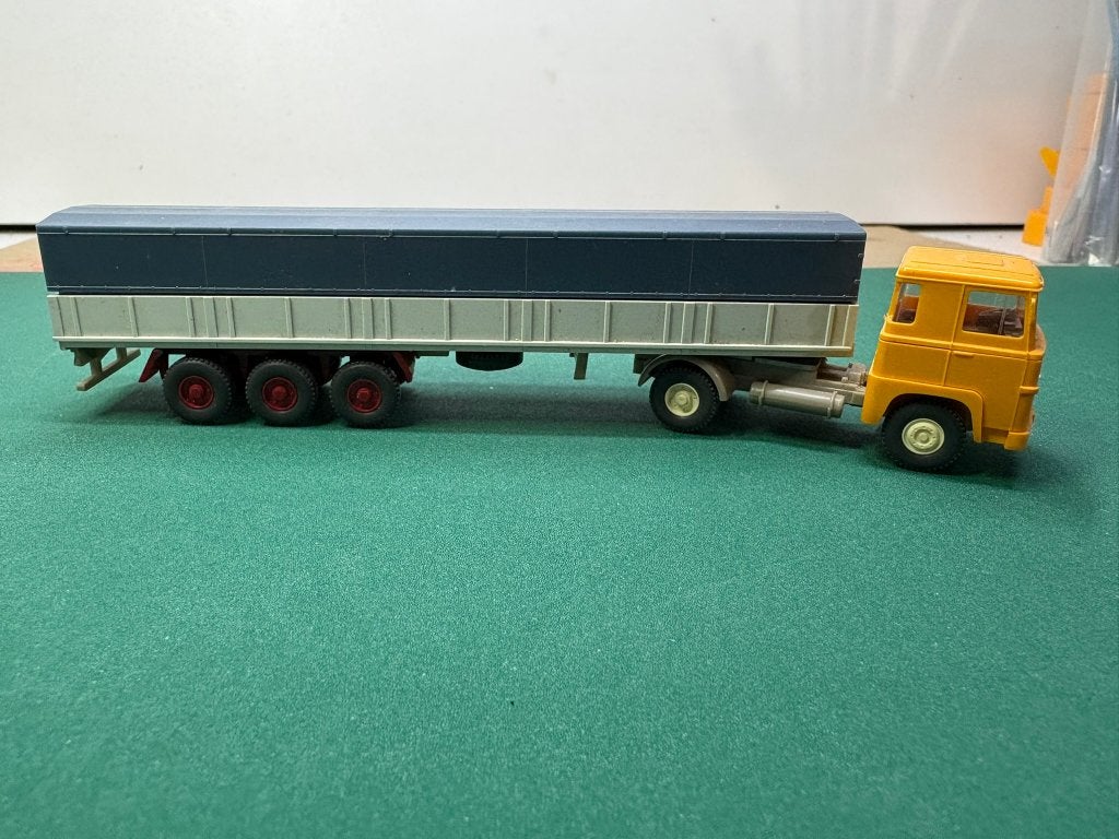 Wiking Scania trekker met zeil oplegger IMG6858/9/60/61, Ophalen of Verzenden, Gebruikt, Bus of Vrachtwagen, Wiking