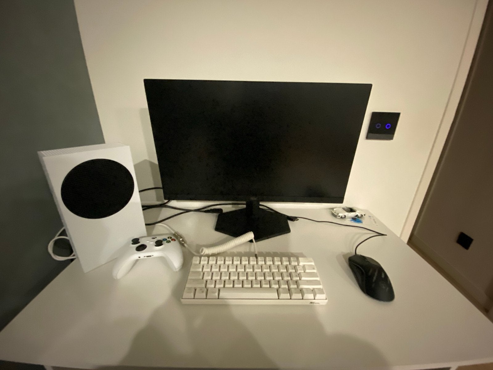 Xbox Series S met controller en monitor en toetsenbord