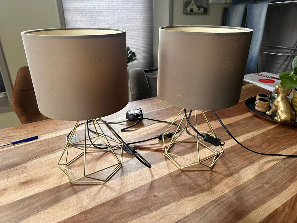Set van 2 moderne tafellampen met geometrische voet, Ophalen of Verzenden, Zo goed als nieuw, Metaal, 50 tot 75 cm