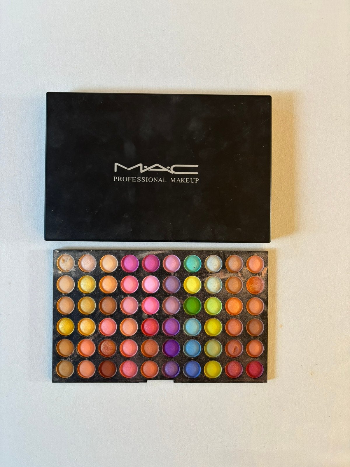 MAC Makeup Eyeshadow Palette with 120 Colors, Ophalen of Verzenden, Zo goed als nieuw, Handen en Nagels