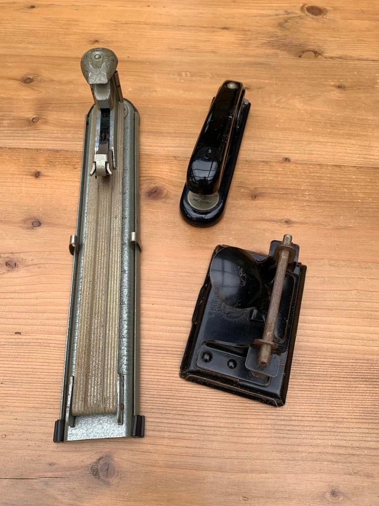 Vintage kantoorartikelen: nietmachines en perforator, Ophalen of Verzenden