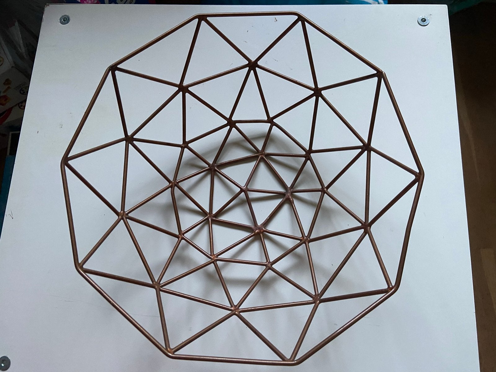 Koperkleurige geometrische fruitschaal/decoratieschaal, Overige materialen, Schaal, Ophalen of Verzenden, Zo goed als nieuw