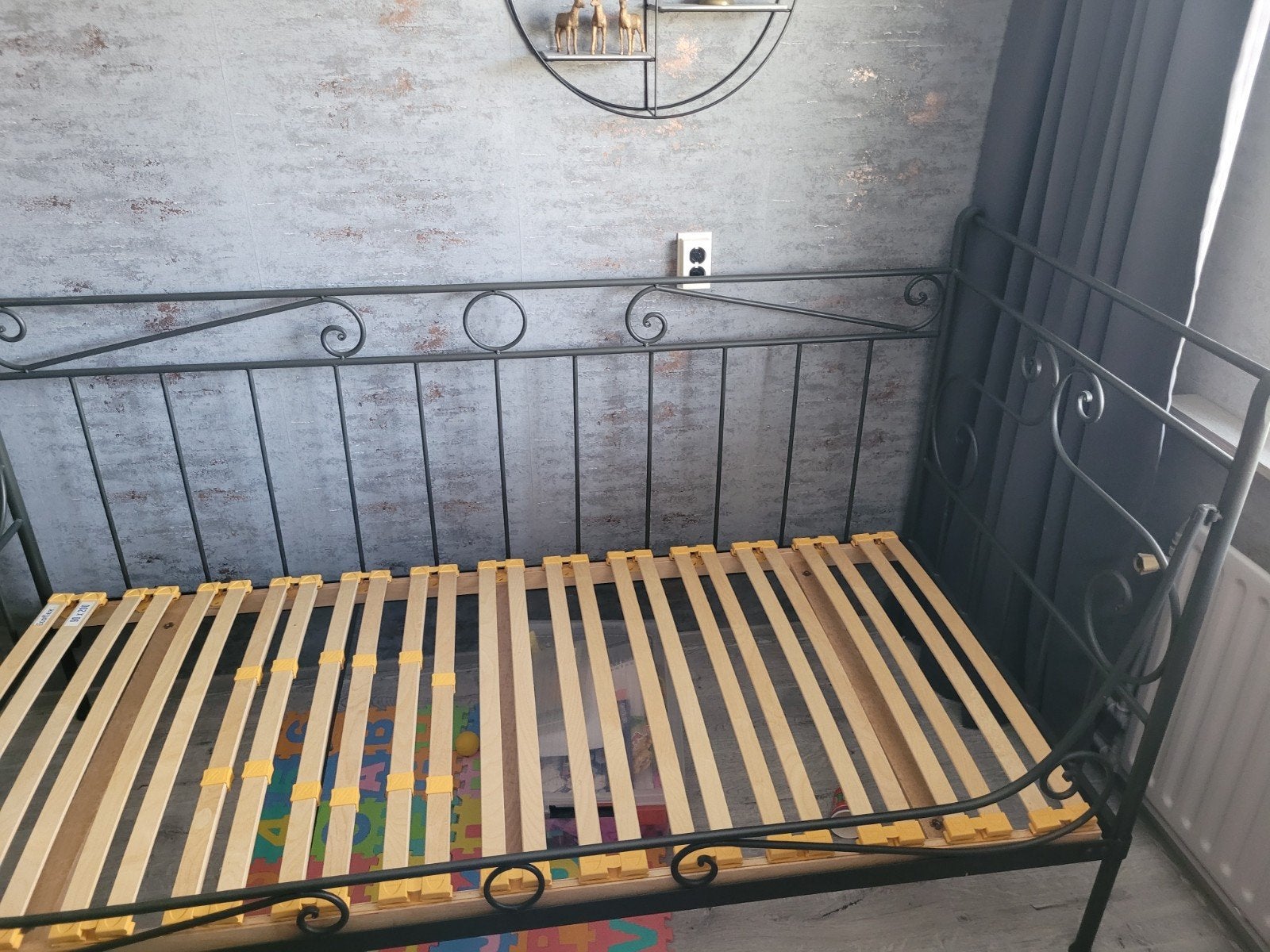 Mooi ijzeren bed met lattenbodem (90x200 cm), Huis en Inrichting, Ophalen, Gebruikt, 90 cm, Eenpersoons