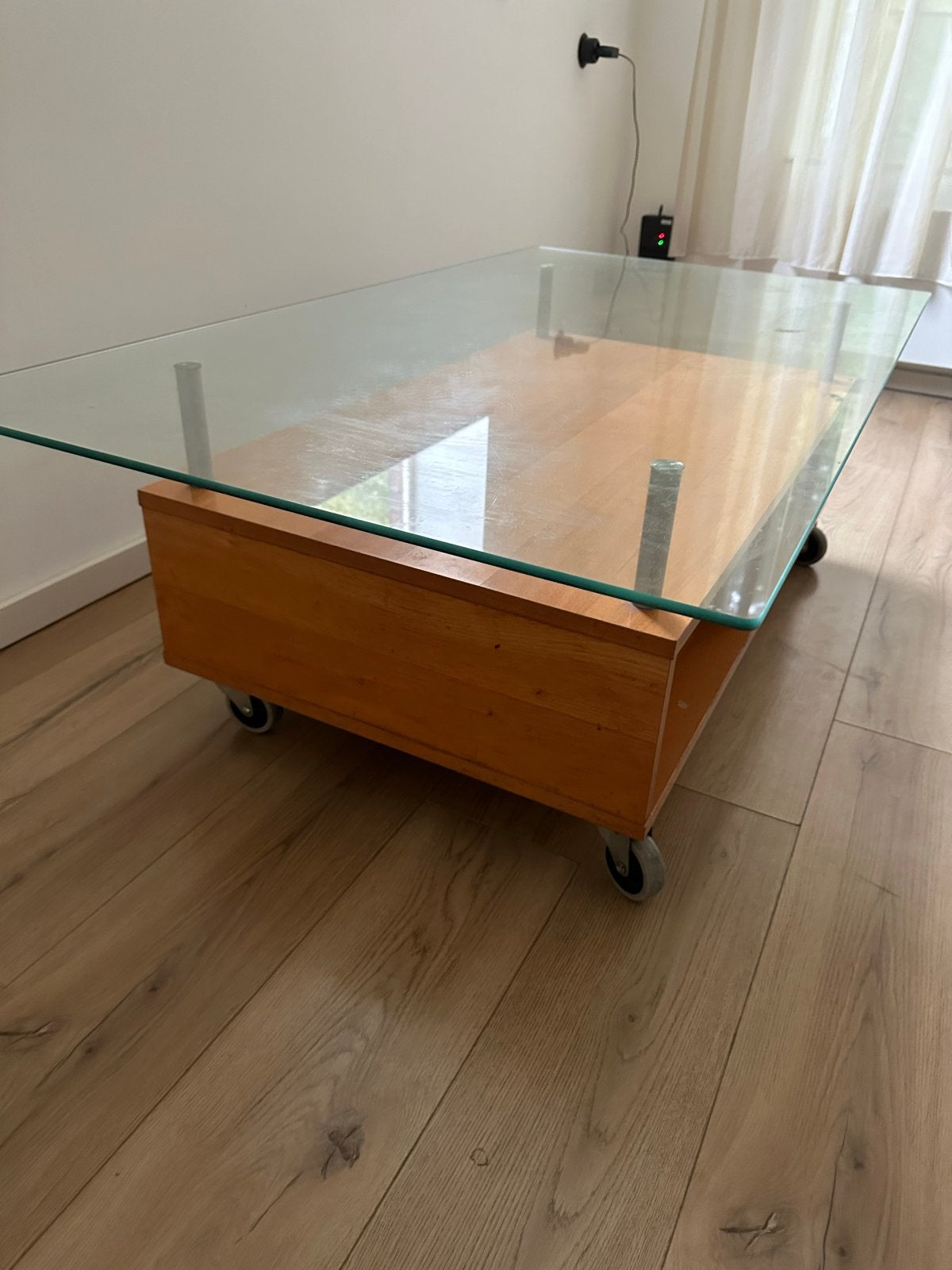 Glazen salontafel met houten onderstel, Ophalen of Verzenden, Gebruikt