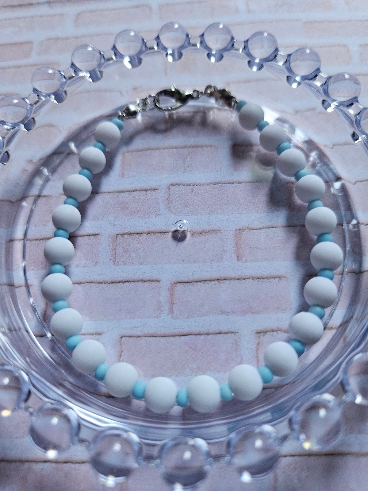 Stijlvolle Armband met Witte en Blauwe Kralen, Sieraden, Tassen en Uiterlijk, Armbanden, Wit, Kunststof of Plastic, Nieuw, Ophalen of Verzenden