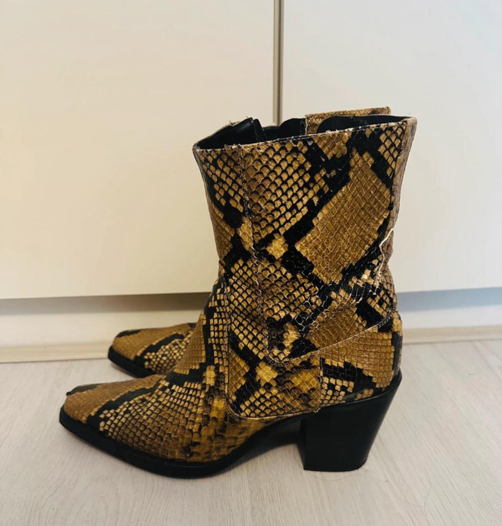 Mango slangenleer laarsjes maat 39, Kleding | Dames, Schoenen, Ophalen of Verzenden, Zo goed als nieuw, Zwart
