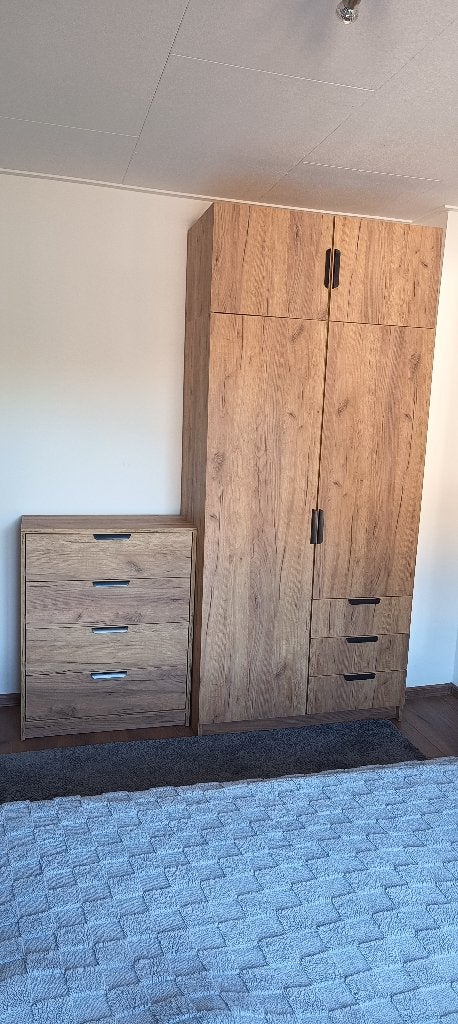 slaapkamerkast + ladekast JYSK JENSLEV, Ophalen, Minder dan 50 cm, Zo goed als nieuw, 3 of 4 laden