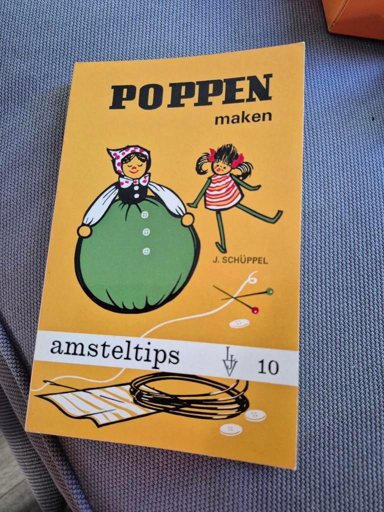 Amsteltips 10: Poppen maken - Vintage Knutselboek, Hobby en Vrije tijd, Knutselen, Gebruikt, Overige thema's, Geel, Ophalen of Verzenden