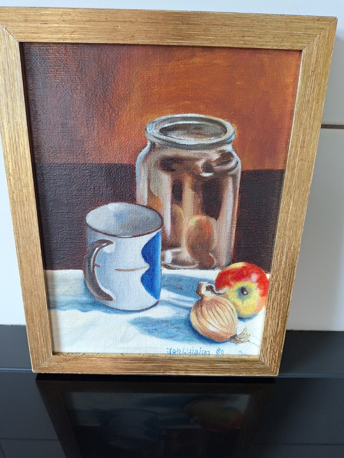 Joop Luining (1935) - Stilleven met pot, mok, appel en ui, Doek, Realistisch, Stilleven, Ophalen of Verzenden