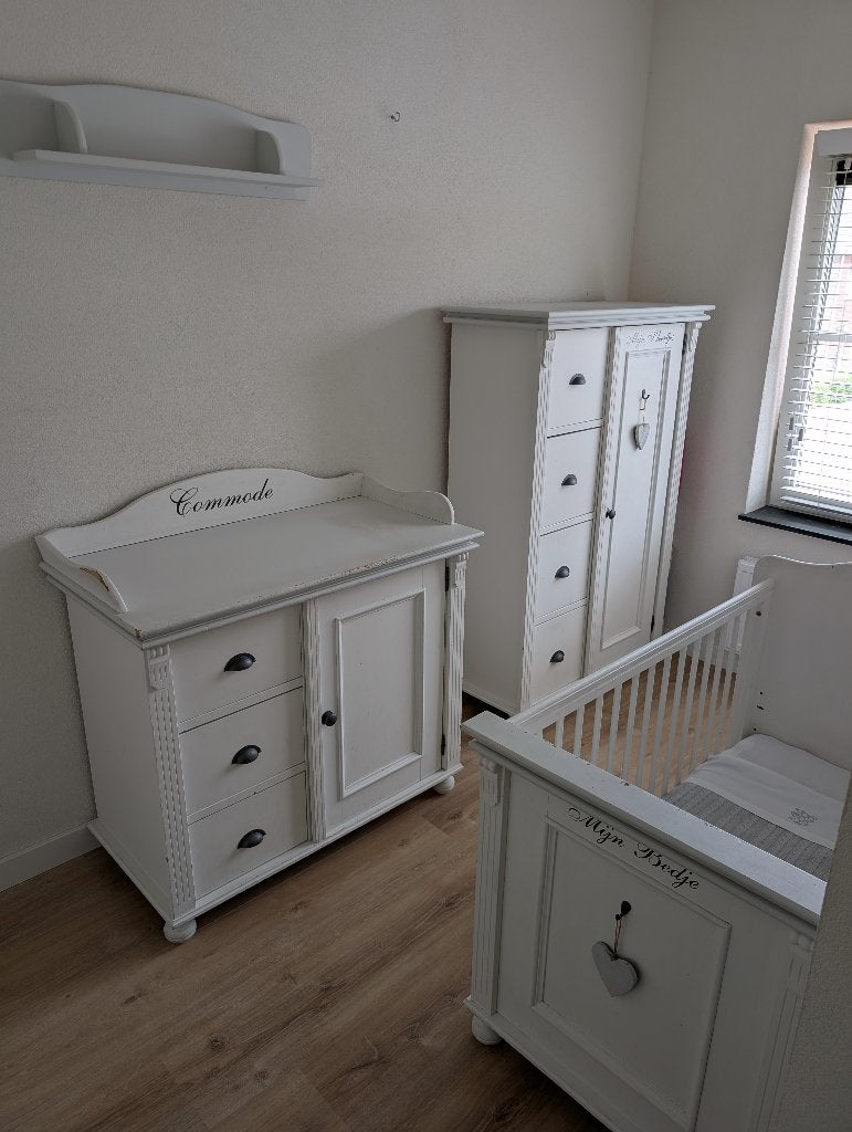 Babykamer – ledikantje – commode en bovenplank – kledingkast, Ophalen, Gebruikt, Jongetje of Meisje