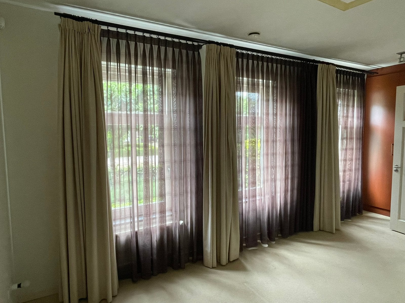 Gordijnen met inbetweens op dubbele rails, Huis en Inrichting, Ophalen, Gebruikt, 200 cm of meer, Beige