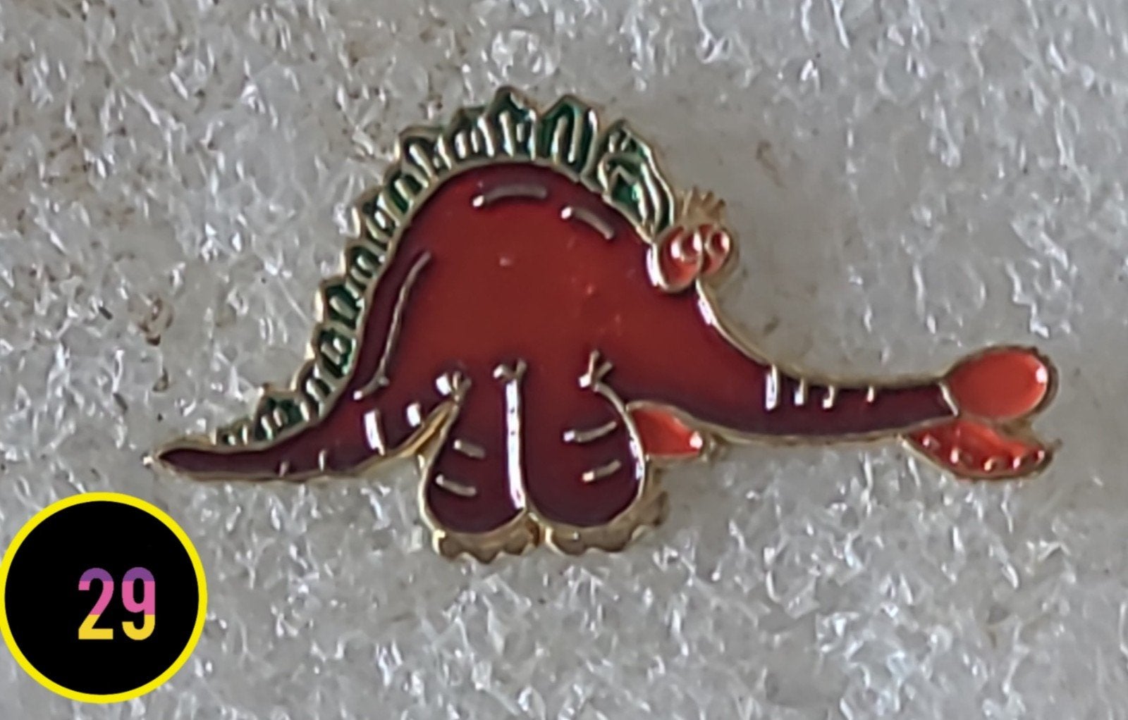 Leuke Dino Pin - Stegosaurus Speldje, Verzamelen, Speldjes, Pins en Buttons, Verzenden