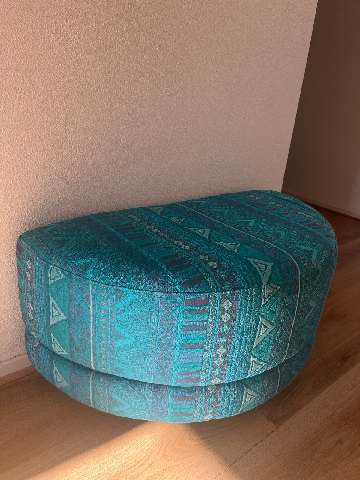 Turquoise poef met uniek patroon, Ophalen, 50 tot 75 cm, Zo goed als nieuw, 75 tot 100 cm