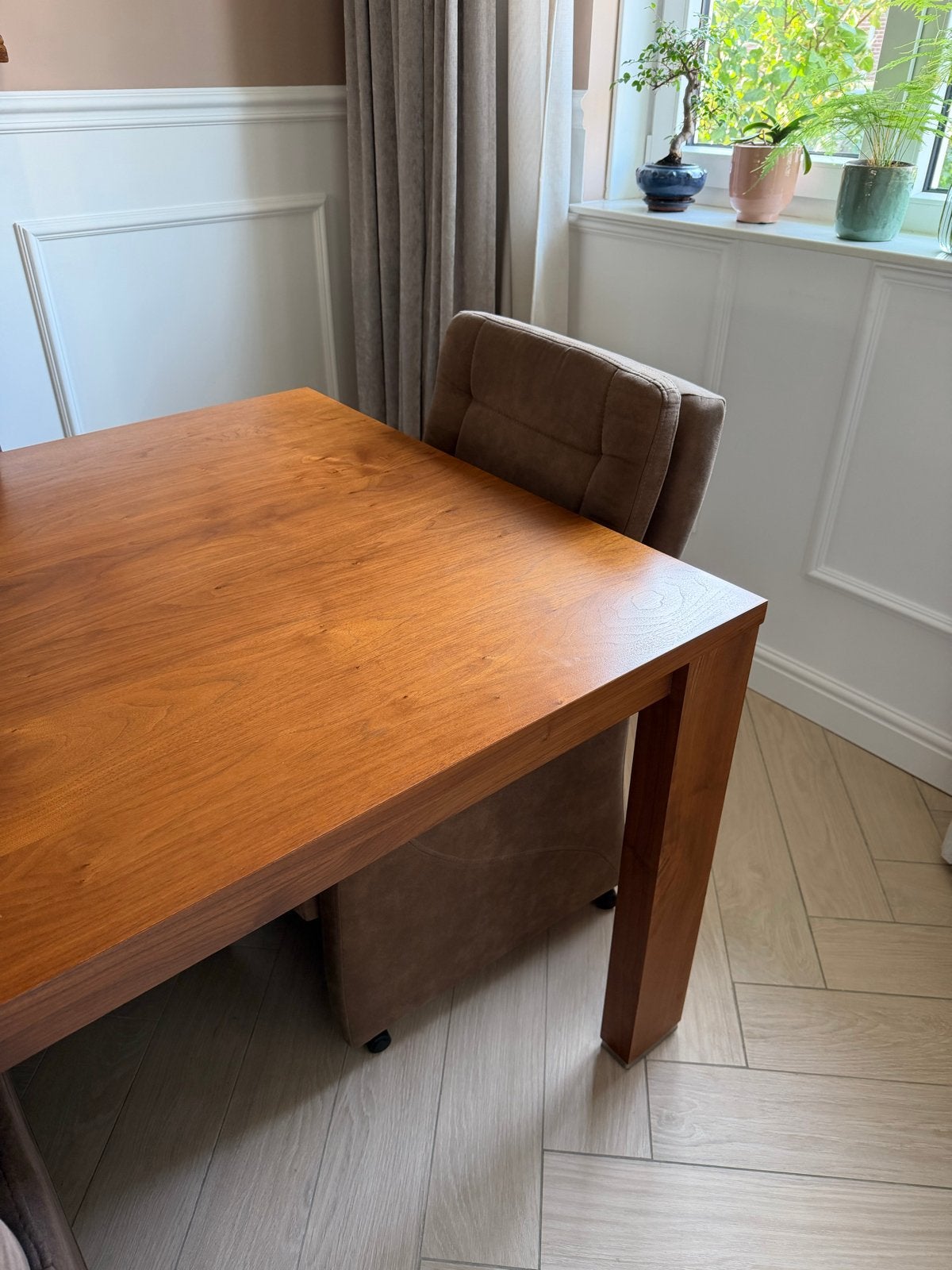 Foto 6 van Eettafel met 6 luxe eetkamerstoelen op wieltjes