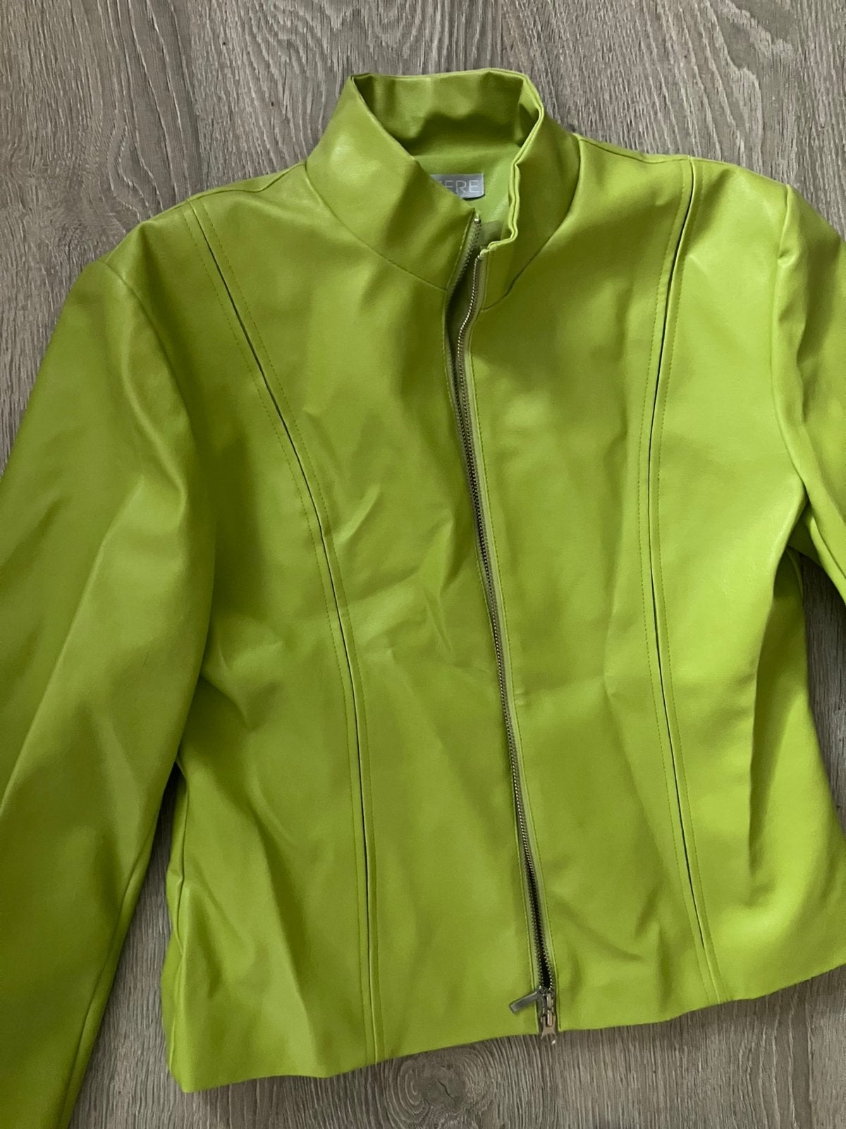 Nieuw leatherlook groen/geel jasje, maat M, Kleding | Dames, Ophalen, Zo goed als nieuw, Maat 38/40 (M), Geel