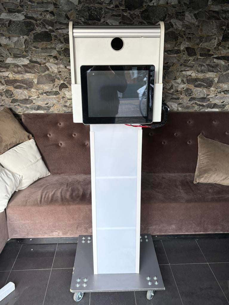 Photobooth te koop Plug & Play Touchscreen + PC +accessoires, Hobby en Vrije tijd, Feestartikelen | Verhuur, Ophalen, Gebruikt