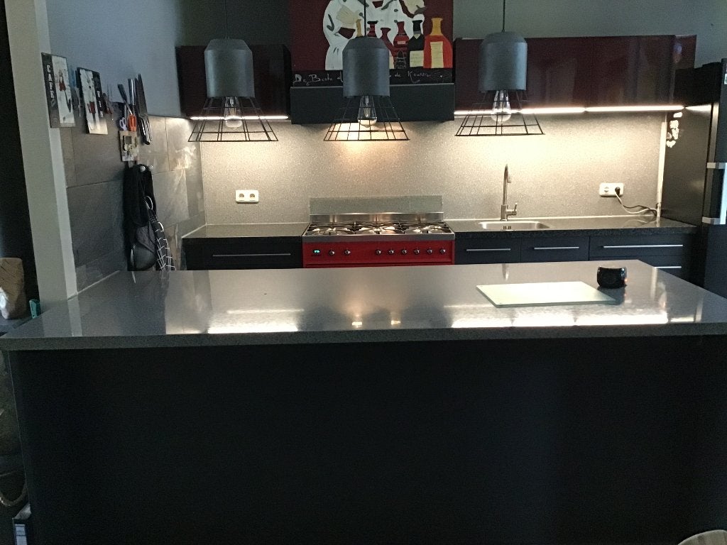 Foto 13 van Nette antraciet/rode keuken met toebehoren!