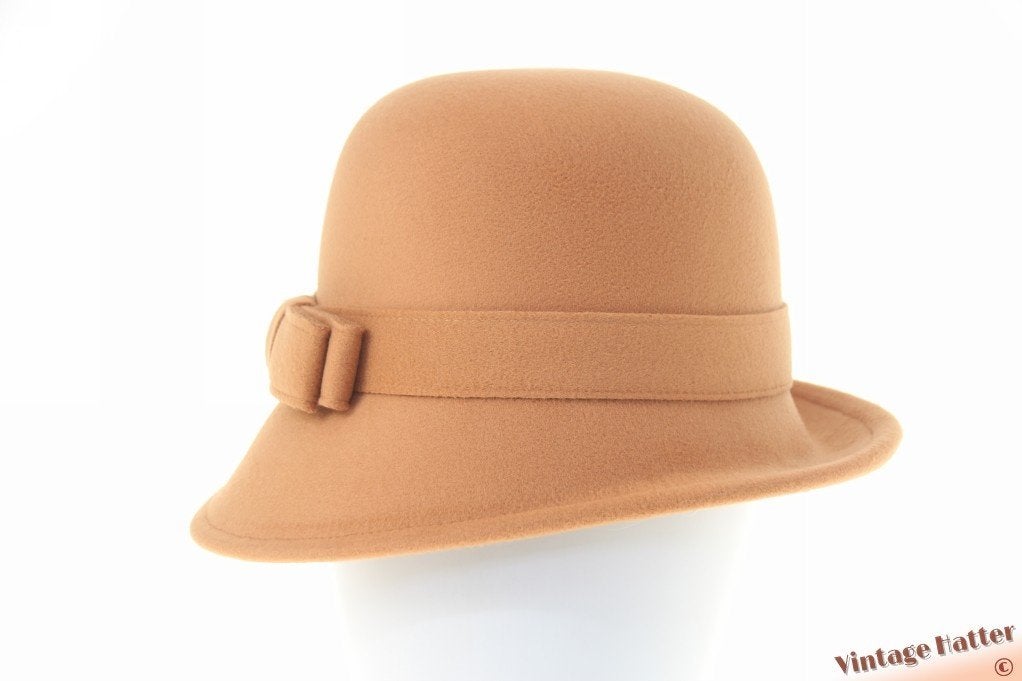 cloche dophoed Dameshoed beige bruin viltachtig 54-57 nieuw, Ophalen of Verzenden, Nieuw, One size fits all, Hoed