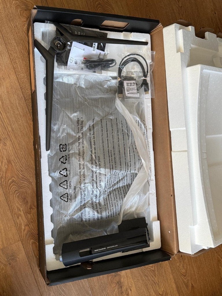 Foto 4 van [NIEUW] MSI MPG 321CURX QD-OLED Zwart + Monitorarm