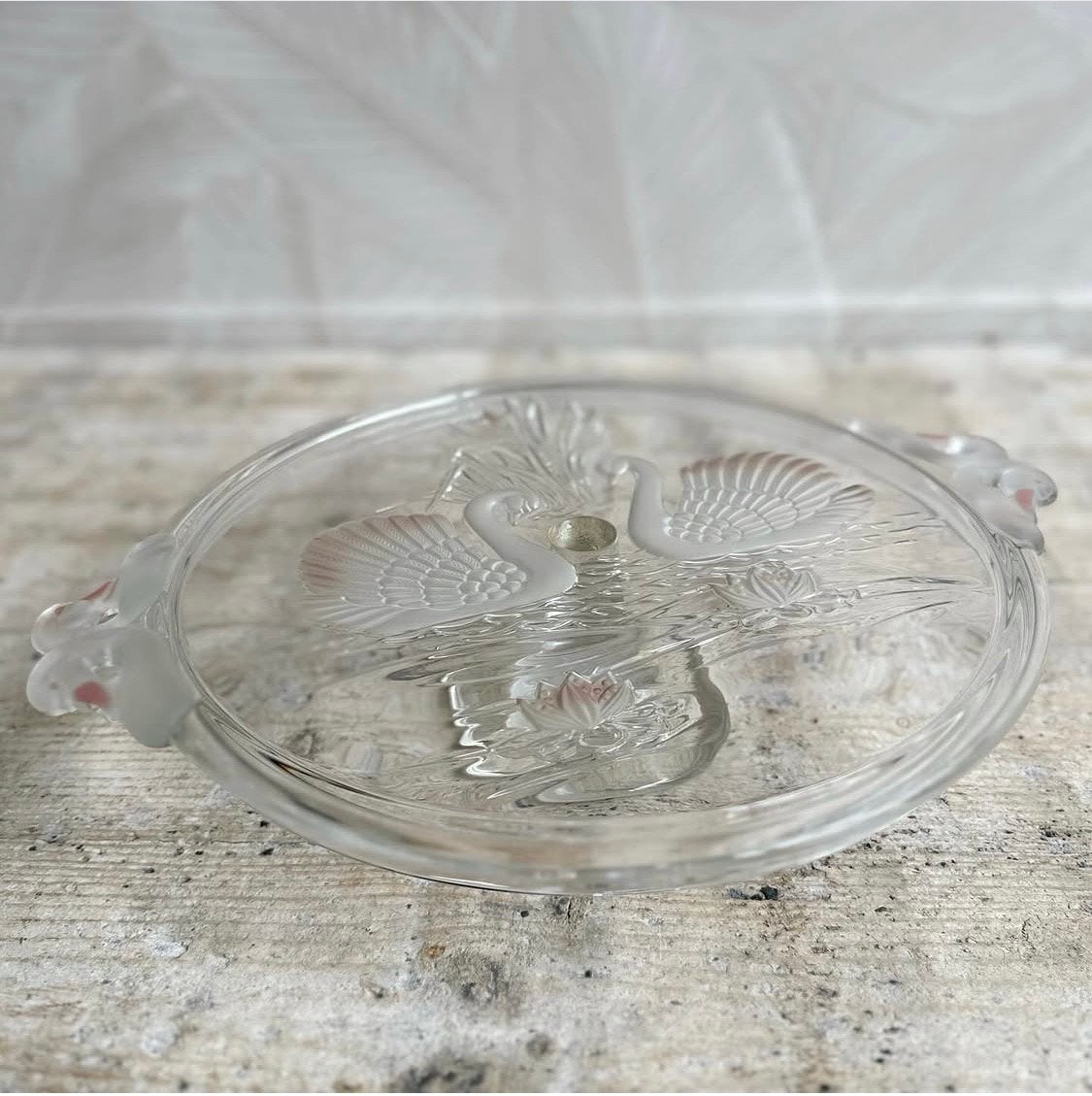 Taartschaal op voet relief met zwanen walther -glas, Huis en Inrichting, C, C, Ophalen of Verzenden, C