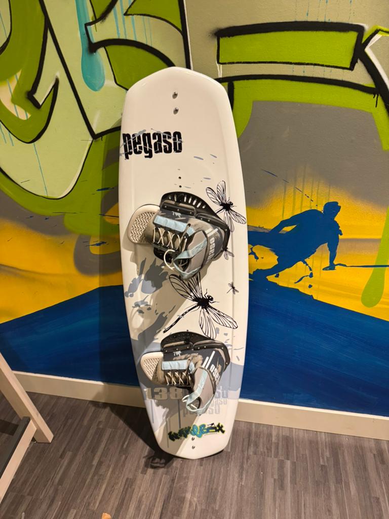 Pegaso 138 cm boot wakeboard met binding 40-45, Ophalen of Verzenden, Zo goed als nieuw, Board en Schoenen
