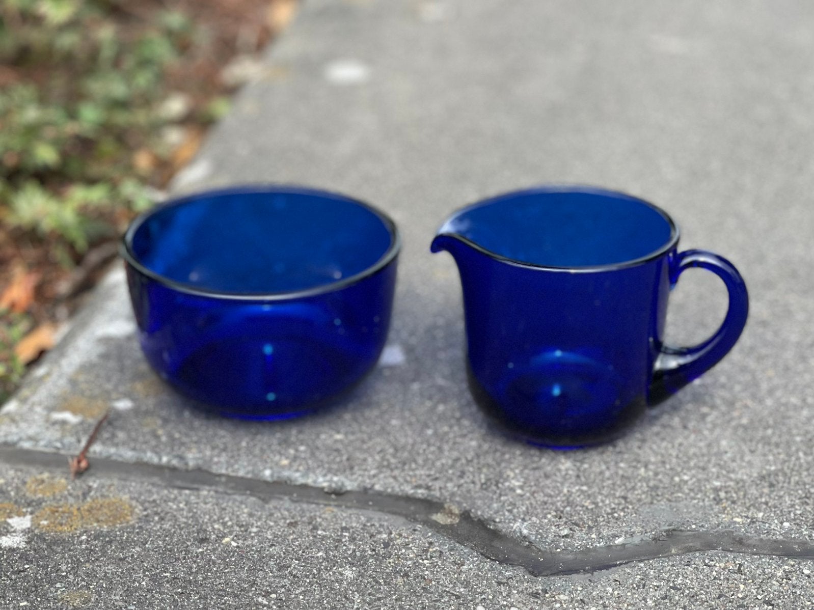 Nuutajärvi, Finland: blauw suiker- en melkstel Saraa. Hopea., Antiek en Kunst, Antiek | Glas en Kristal, Ophalen of Verzenden