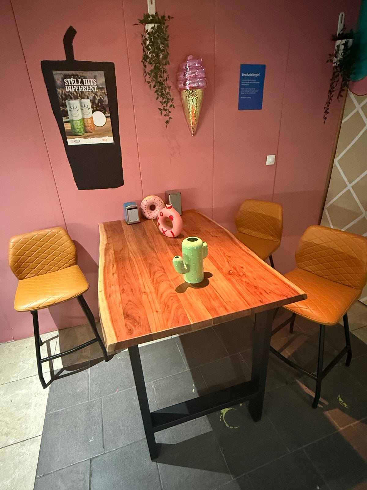 Houten tafel met 3 stoelen - Z.G.A.N. (3 maanden oud), Ophalen of Verzenden, Zo goed als nieuw, Drie personen, Overige houtsoorten
